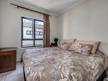 3 Bedroom Townhouse For Sale in Maroeladal