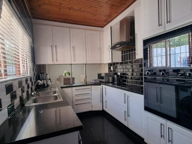 3 Bedroom Townhouse For Sale in Margate