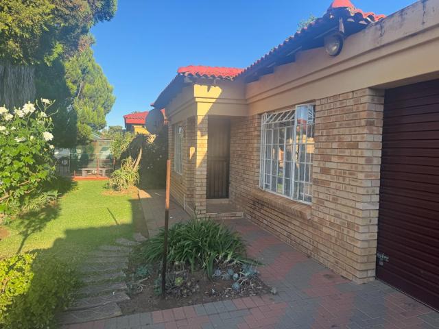 3 Bedroom Townhouse For Sale in Meiringspark