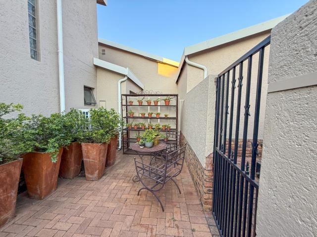 3 Bedroom Townhouse For Sale in Menlo Park