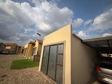 3 Bedroom Townhouse For Sale in Mohlakeng