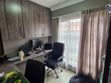 3 Bedroom Townhouse For Sale in Monavoni