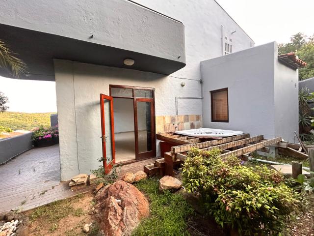 3 Bedroom Townhouse For Sale in Mondeor