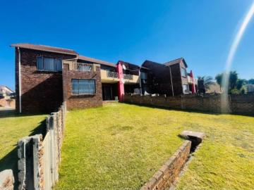 3 Bedroom Townhouse For Sale in Mondeor