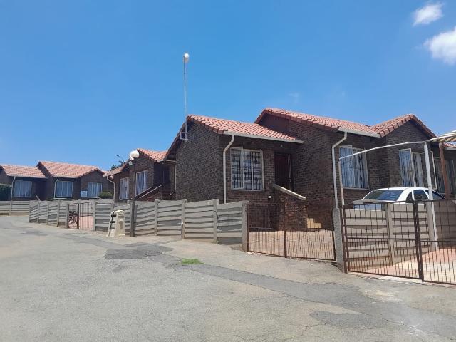 3 Bedroom Townhouse For Sale in Mondeor