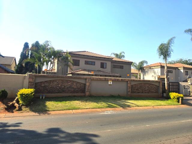 3 Bedroom Townhouse For Sale in Montana Park