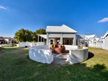 3 Bedroom Townhouse For Sale in Montana Tuine