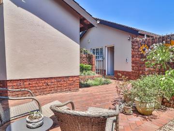 3 Bedroom Townhouse For Sale in Montrose