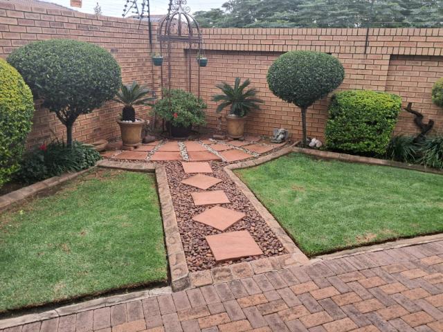 3 Bedroom Townhouse For Sale in New Market