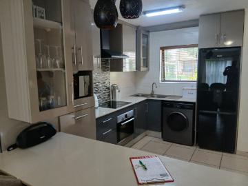 3 Bedroom Townhouse For Sale in New Market Park