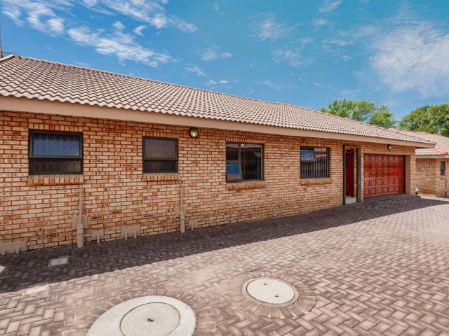3 Bedroom Townhouse For Sale in New State Areas