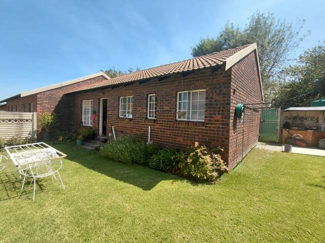 3 Bedroom Townhouse For Sale in Nigel Ext 2