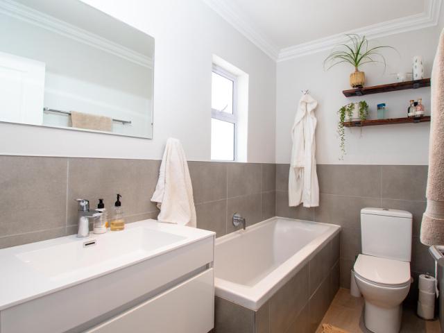 3 Bedroom Townhouse For Sale in Nooitgedacht Estate
