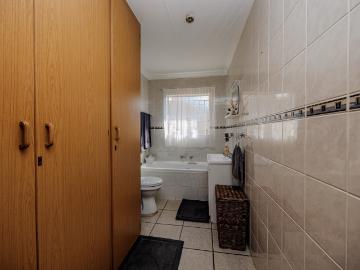 3 Bedroom Townhouse For Sale in Noordheuwel