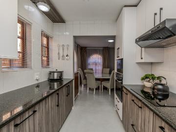 3 Bedroom Townhouse For Sale in Noordheuwel