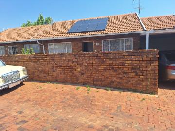 3 Bedroom Townhouse For Sale in Norkem Park