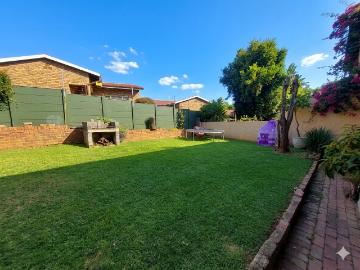 3 Bedroom Townhouse For Sale in Northcliff