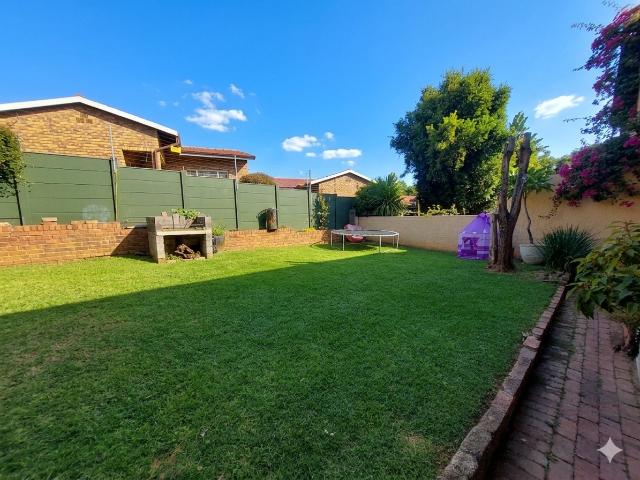 3 Bedroom Townhouse For Sale in Northcliff