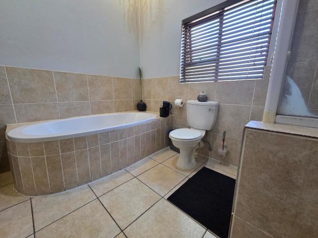 3 Bedroom Townhouse For Sale in Oakdene