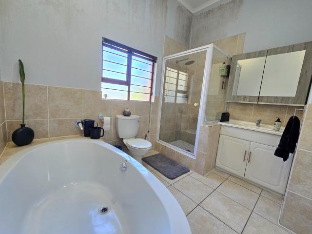 3 Bedroom Townhouse For Sale in Oakdene