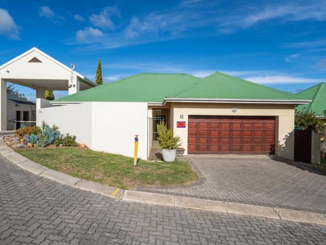 3 Bedroom Townhouse For Sale in Oatlands North