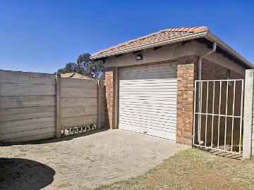 3 Bedroom Townhouse For Sale in Olievenhoutbosch
