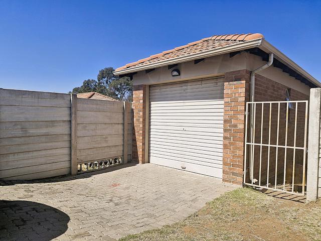 3 Bedroom Townhouse For Sale in Olievenhoutbosch