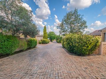3 Bedroom Townhouse For Sale in Olivedale