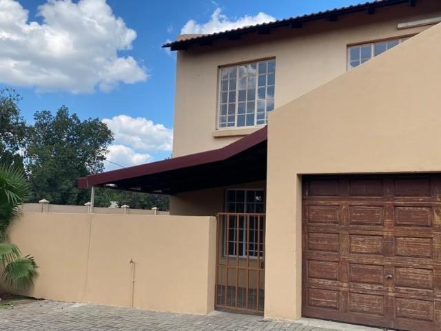 3 Bedroom Townhouse For Sale in Oos Einde