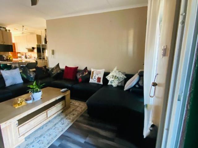 3 Bedroom Townhouse For Sale in Aerorand