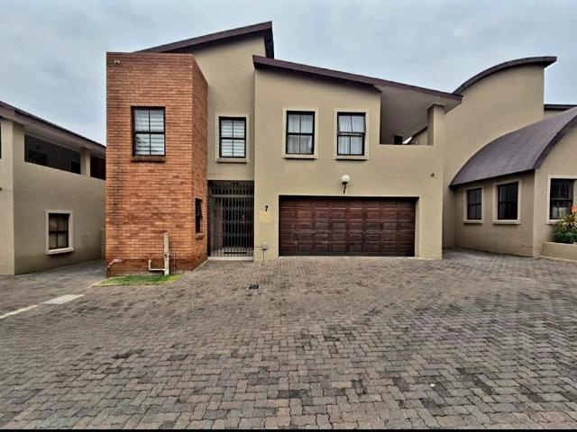 3 Bedroom Townhouse For Sale in Alberante