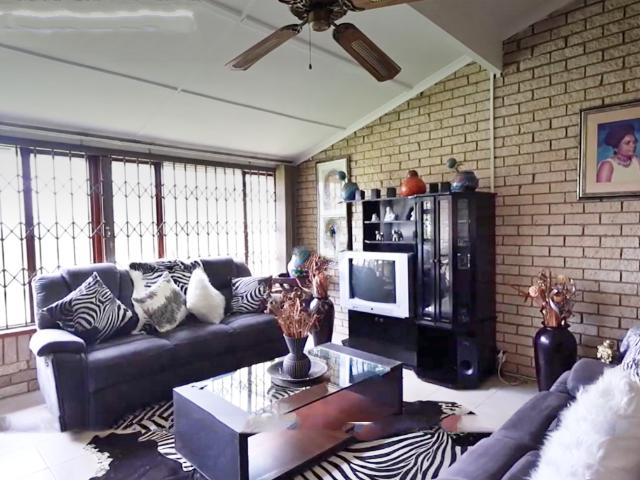 3 Bedroom Townhouse For Sale in Amanzimtoti