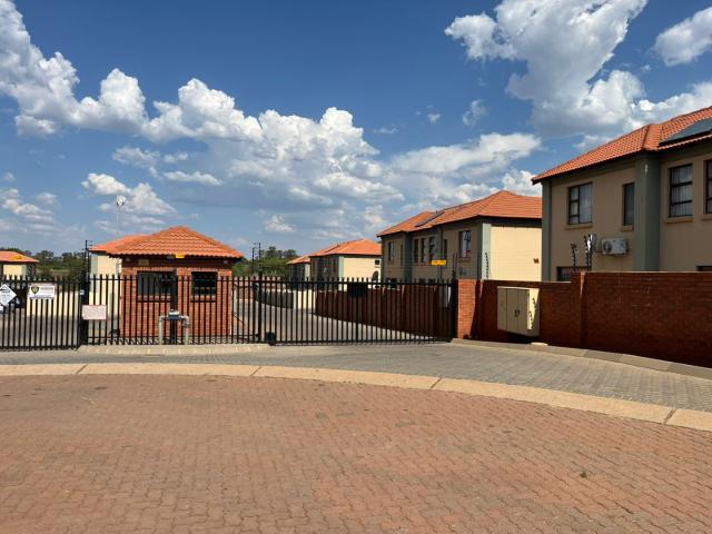 3 Bedroom Townhouse For Sale in Amandasig