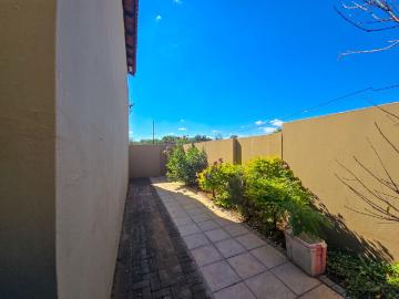 3 Bedroom Townhouse For Sale in Annlin