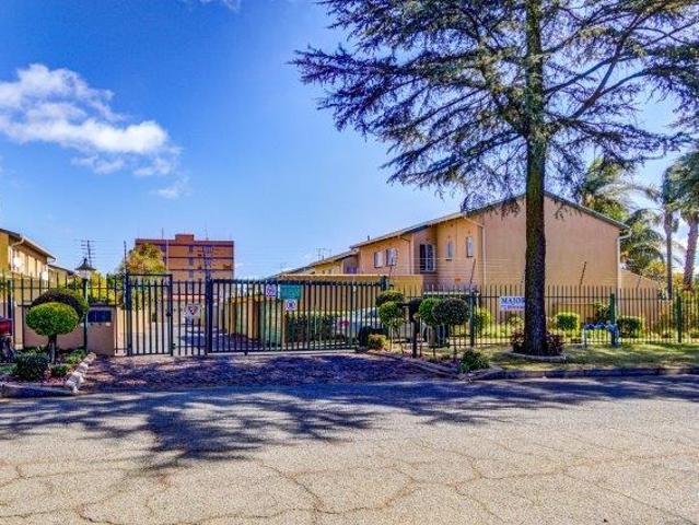 3 Bedroom Townhouse For Sale in Aston Manor
