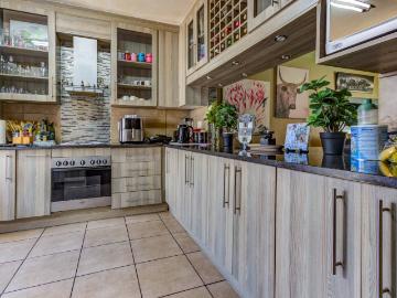 3 Bedroom Townhouse For Sale in Aston Manor