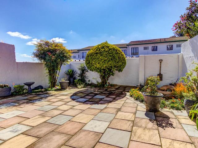 3 Bedroom Townhouse For Sale in Aston Manor