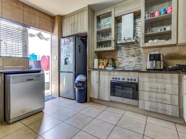 3 Bedroom Townhouse For Sale in Aston Manor