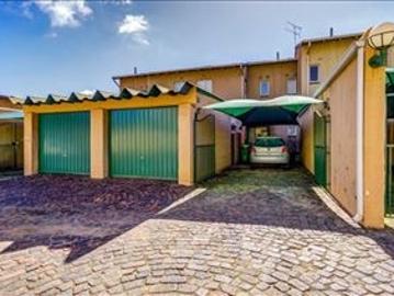 3 Bedroom Townhouse For Sale in Aston Manor