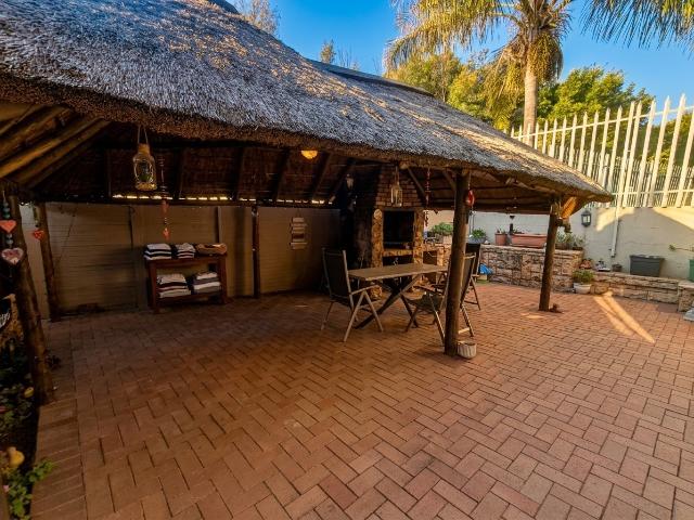 3 Bedroom Townhouse For Sale in Bassonia Estate