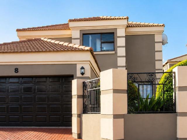 3 Bedroom Townhouse For Sale in Bassonia Rock