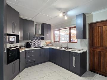 3 Bedroom Townhouse For Sale in Beacon Bay