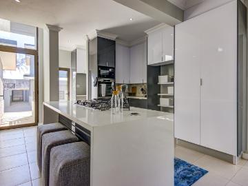 3 Bedroom Townhouse For Sale in Bedfordview