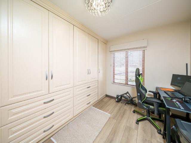 3 Bedroom Townhouse For Sale in Bedfordview