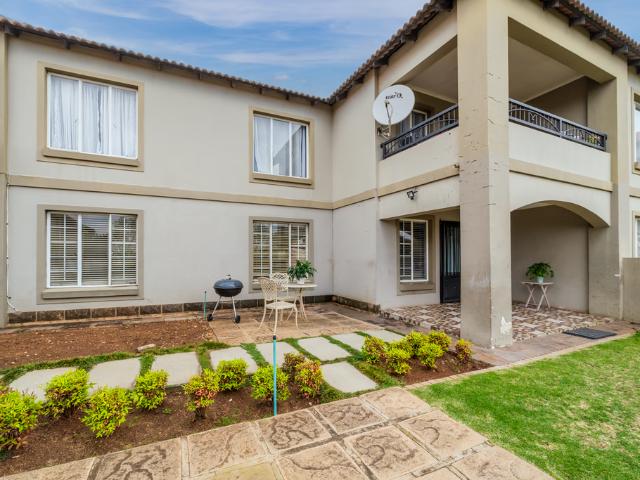 3 Bedroom Townhouse For Sale in Bergbron