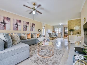 3 Bedroom Townhouse For Sale in Berkshire Downs