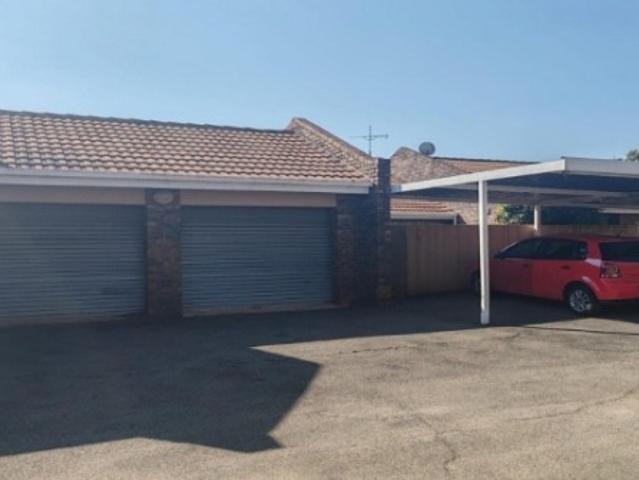 3 Bedroom Townhouse For Sale in Birchleigh