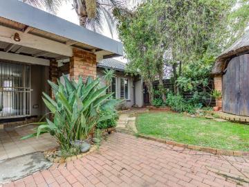 3 Bedroom Townhouse For Sale in Birchleigh