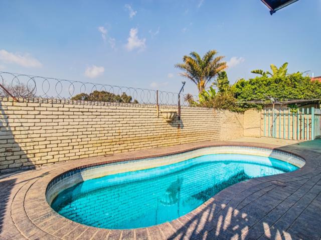 3 Bedroom Townhouse For Sale in Birchleigh