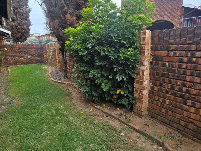 3 Bedroom Townhouse For Sale in Birchleigh North